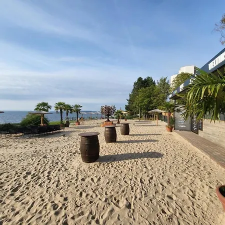 Ginys Pool Apartman